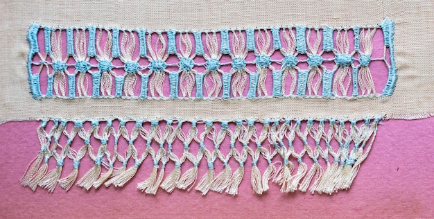 gotowe hafty na tkaninie